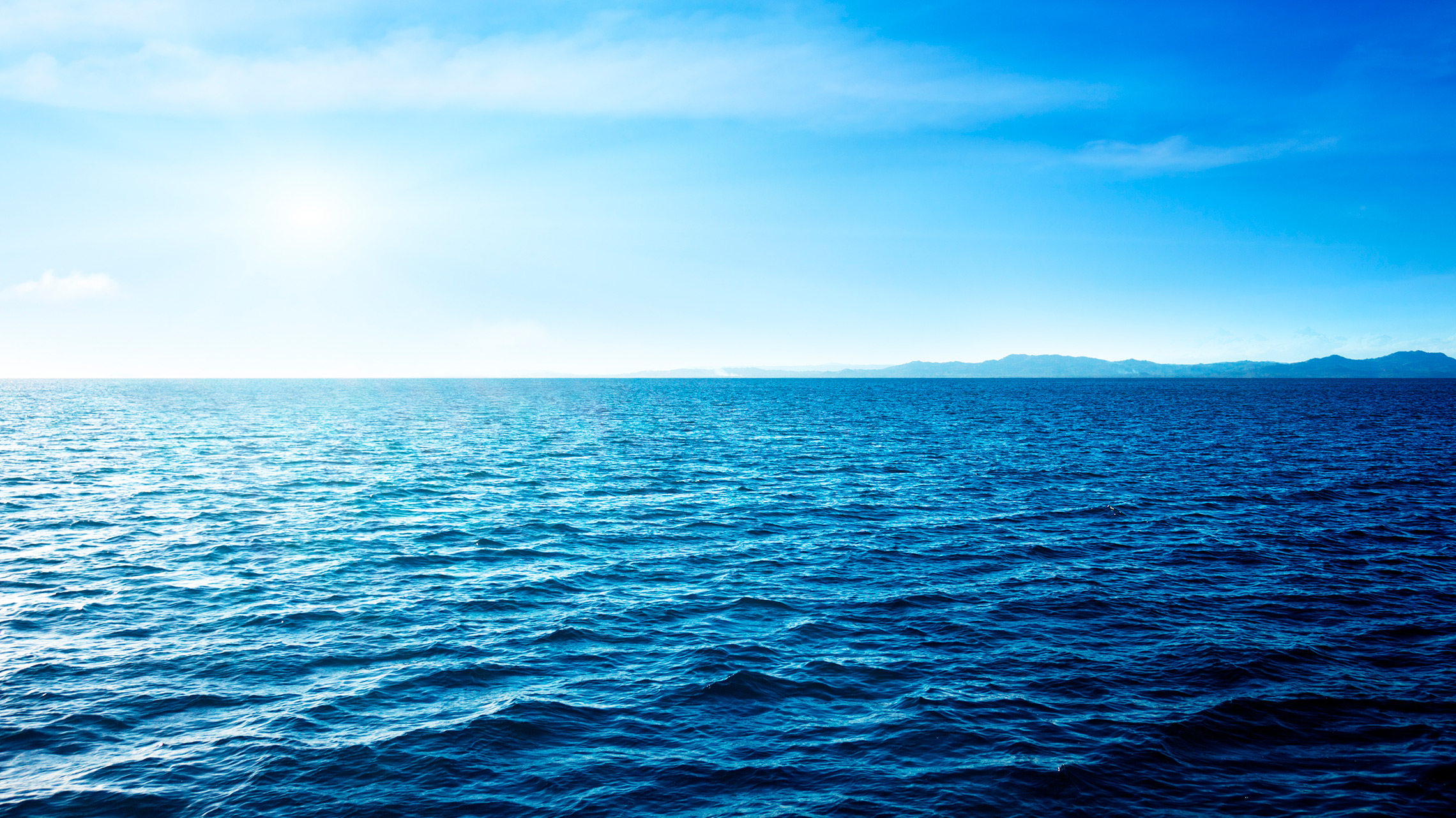 Далеко от берега вода зеленая подчеркнуть. Водная гладь. Море Горизонт. Голубое море. Фон море.