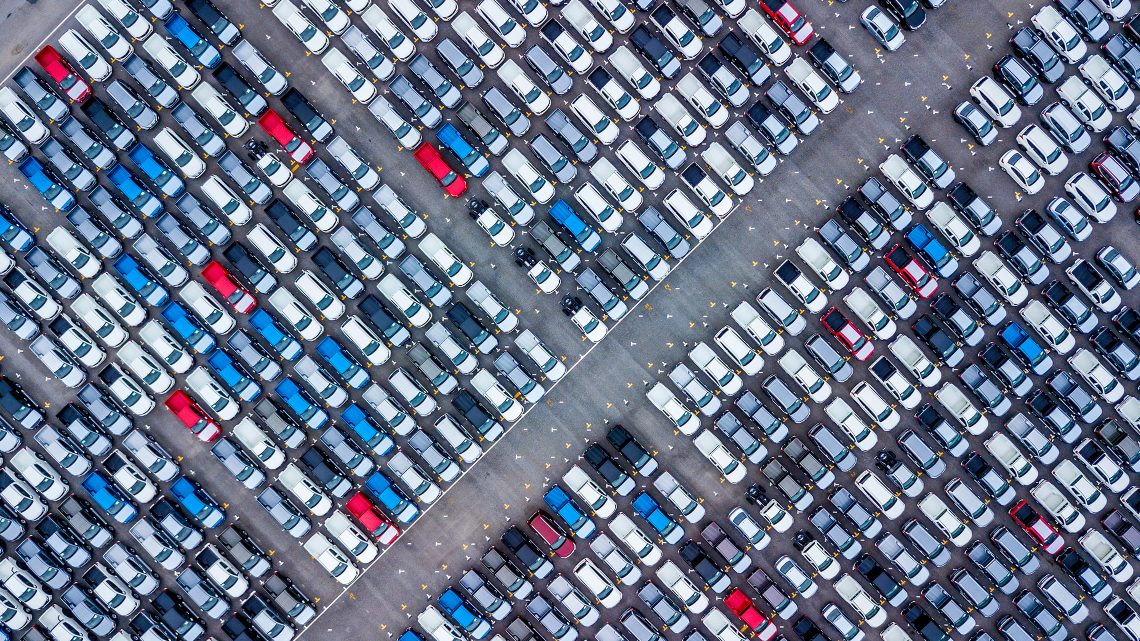 Vista de cima de carros alinhados no exterior de uma fábrica automóvel