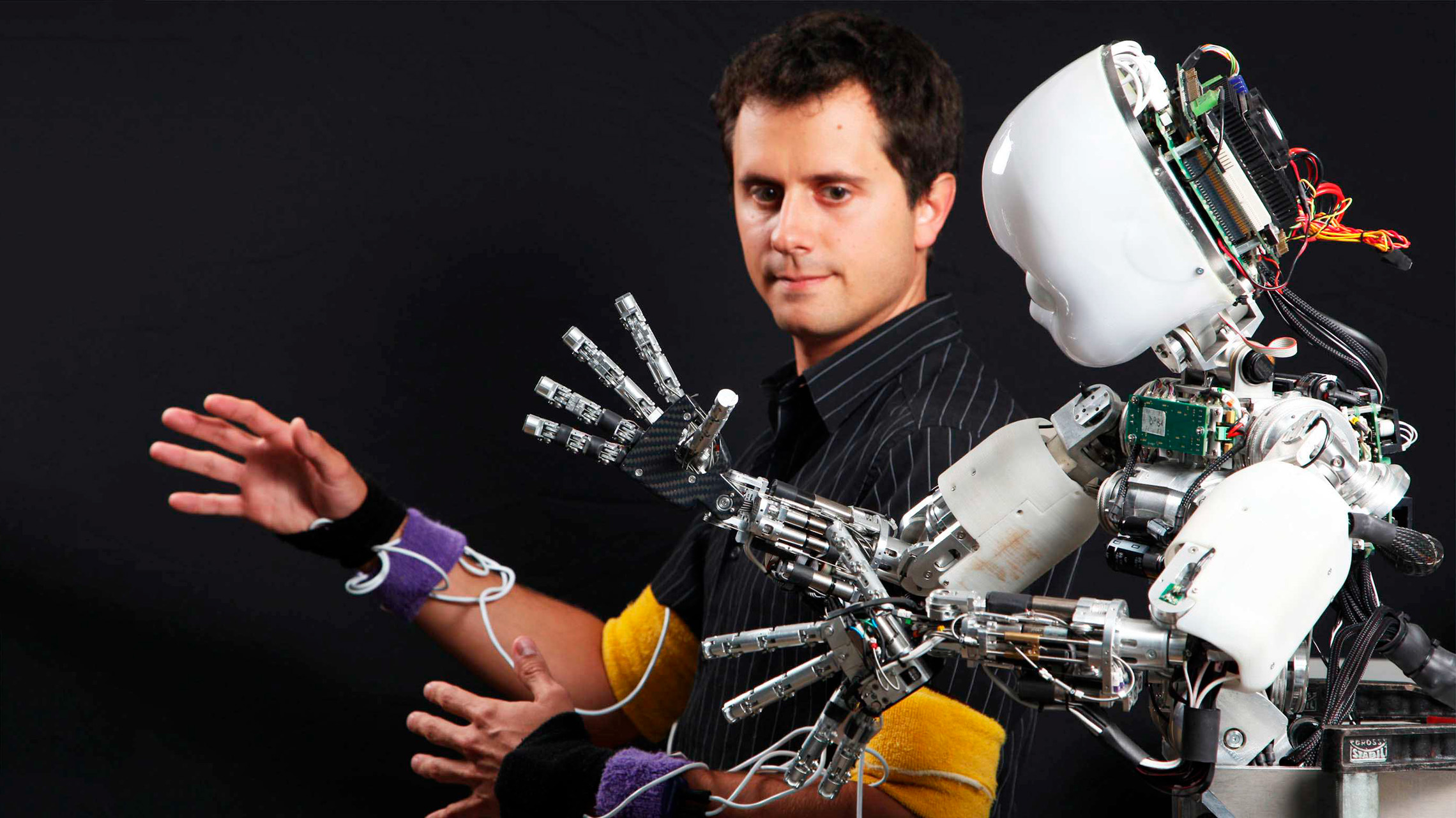 Обычного человека сделают роботом. Робот. Робот человек. Роботы и робототехника. Искусственный интеллект.