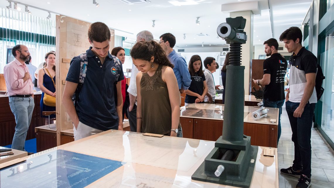 Membros da comunidade do Técnico a explorar a exposição no Museu de Civil.