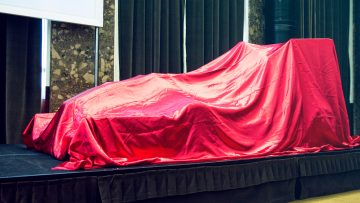carro coberto por pano vermelho