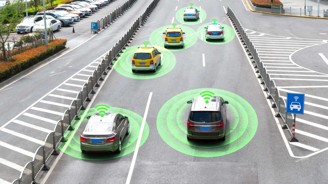 Carros autónomos com sensores inteligentes numa estrada