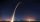 Rasto de luz deixado pelo lançamento noturno de um foguetão