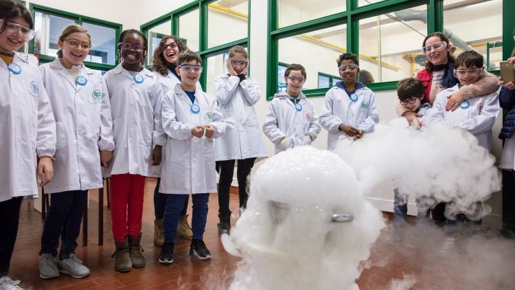 Química encanta jovens participantes dos Laboratórios Abertos