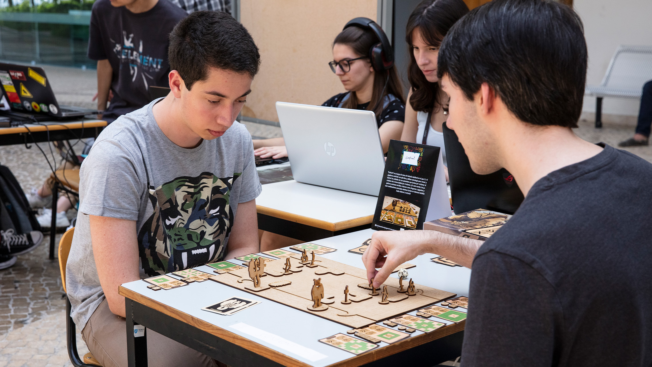 Apresentação do Jogo de Tabuleiro e do Game na Feira de Ciências da Escola