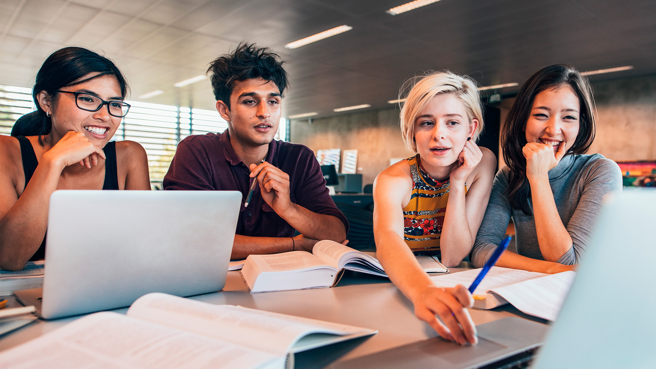 Studying together. Студент за ноутбуком. Молодежь в интернете. Образование университет. Студент с тетрадью в руках.