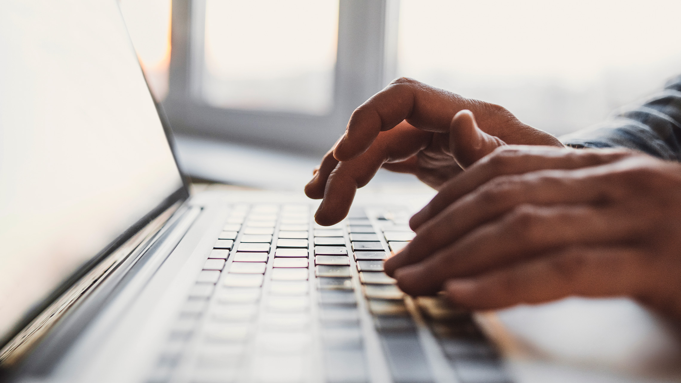 Компьютерные счета. Ноутбук и бумаги. Вычислтикльная техник. Вычислительная техника это компьютер. Компьютерные счета.