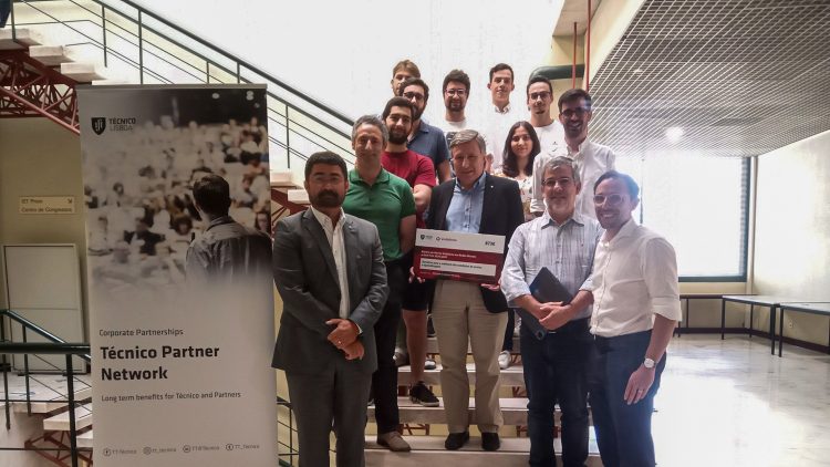 Equipa de alunos do Técnico conquista prémio de mérito atribuído pela Vodafone com o projeto SmartMirror