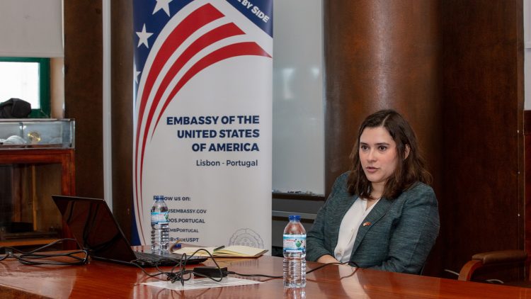 Emily S. Weinstein partilhou preocupações de segurança em ciência e tecnologia em sessão do American Corner