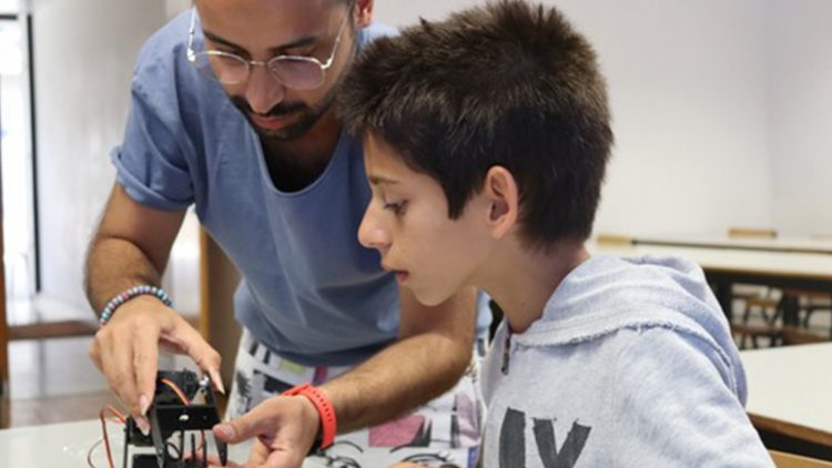 Técnico coloca jovens de Oeiras a construir jogos e robots 