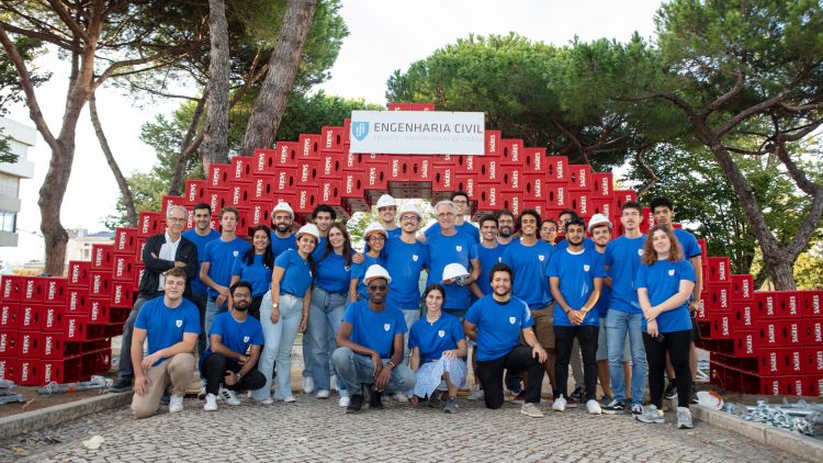 Estudantes de Engenharia Civil iniciam o ano letivo construindo uma ‘ponte de grades’