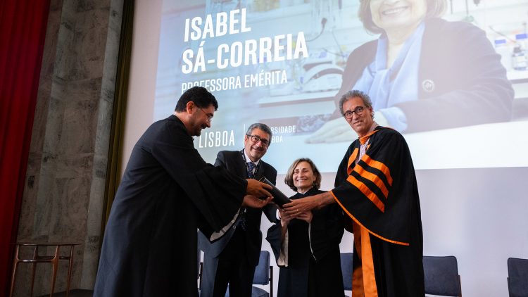 Isabel Sá-Correia recebe insígnia de Professor Emérito da Universidade de Lisboa