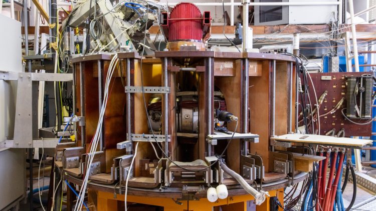 Técnico estabelece parceria para avanço na Física de Plasmas