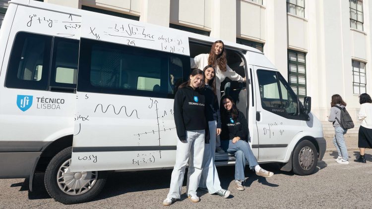 Técnico apresenta-se em escolas secundárias por todo o país