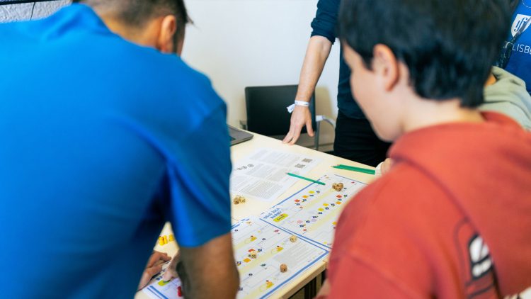 Técnico marks the International Year of Quantum Science and Technology with school visits, lectures and a board game