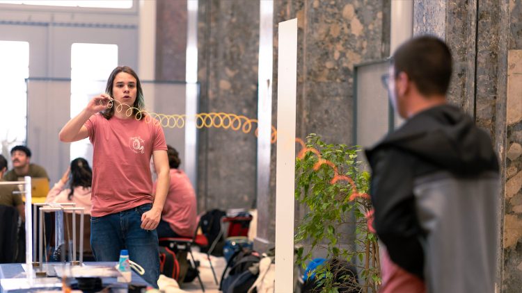 Shocks, plasmas and cannons – hundreds of students participate in interactive experiments at Técnico Physics Week