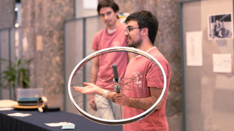 Physics on wheels: Técnico students bring science to the north of the country