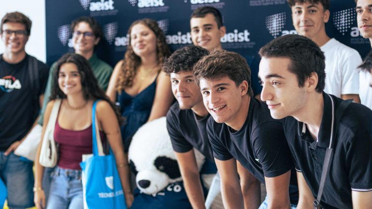 “Get involved with the community”: New students learn about students’ organisations and projects on the second welcome day